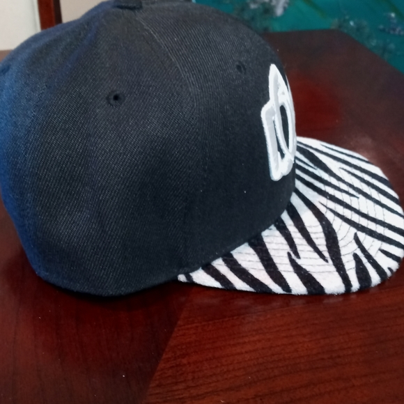 Black Zebra Print Snapback Como Hat - Picture 2 of 8